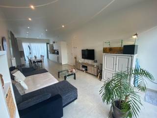 Uitstekend gelegen, energiezuinig gelijkvloersappartement in het Centrum van Merkem.Het appartement bestaat uit:Inkomhal - gastentoilet - ruime...