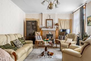 Voor meer info en foto’s, surf naar www.swevers.be<br />Op wandelafstand van het centrum van Sint-Truiden ontdek je deze halfopen bebouwing met uitzonderlijk potentieel. Het pand, daterend van vóór 1850, biedt een bewoonbare oppervlakte van 215 m² op een perceel van 3a 65ca. Ideaal voor wie op zoek is naar een renovatieproject met karakter. De woning vraagt een grondige opknapbeurt, maar biedt dankzij zijn ruime indeling en authentieke elementen heel wat mogelijkheden. Denk aan een gezellige leefruimte van 36 m², eetkamer, keuken met zicht op de zuidoostelijk georiënteerde tuin, en drie slaapkamers – waarvan één master van 24,3 m². Ook de buitenruimte is compact maar zonnig en makkelijk in onderhoud. De centrale ligging is een absolute troef: winkels, scholen, openbaar vervoer en ontspanning liggen op wandelafstand. Bovendien biedt dit pand ook mogelijkheden voor projectontwikkeling, mits vergunning. Een unieke kans voor zowel particuliere kopers als investeerders.<br />Voor meer informatie, bel 012 699 900. Bron bewoonbare oppervlakte: EPC – verslag. <br />Dit pand is onderworpen aan de renovatieverplichting van de Vlaamse overheid voor residentiële gebouwen (behoudens bij sloop binnen 5 jaar na de aankoop). Consulteer voor meer informatie de website van het Vlaams Energie- en Klimaatagentschap via https://www.vlaanderen.be/een-huis-of-appartement-kopen/renovatieverplichting-voor-residentiele-gebouwen.