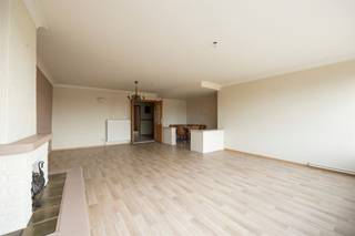 Op zoek naar een ruim appartement waar comfort en gemak hand in hand gaan? Hier geniet je van wonen zonder parkeerstress, met de mogelijkheid...