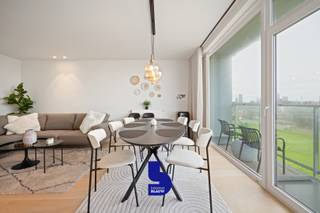 Welkom in uw toevlucht aan zee, waar stijl, comfort en rust samenkomen in een volledig gerenoveerd 2-slaapkamerappartement met een fenomenaal...