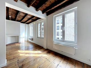 <p><span>BEZOEK VOLZET</span></p><p><span> </span></p><p><span>Midden in het bruisende stadscentrum bevindt zich dit volledig gerenoveerde triplex appartement met een royaal terras van maar liefst 19 m². Deze bijzondere woonst combineert authentieke charme met hedendaags comfort en biedt een unieke woonervaring op een toplocatie.</span></p><p><span>Via de inkom bereikt u de eerste verdieping, waar een aangenaam terras van 19 m² u verwelkomt.</span></p><p><span>Vanuit het terras bereikt u het appartement. Op deze verdieping bevinden zich de eerste slaapkamer en een stijlvolle badkamer uitgerust met een inloopdouche, toilet en wastafel.</span></p><p><span>De tweede verdieping vormt het hart van de woning. Hier geniet u van een lichtrijke leefruimte waar warme houten accenten in vloer en plafond onmiddellijk zorgen voor een gezellige en karaktervolle sfeer. </span></p><p><span>De woonruimte van totaal 30m² sluit naadloos aan op de volledig uitgeruste open keuken, voorzien van een inductiekookplaat, dampkap, koelkast, dubbele spoelbak en vaatwasser. </span></p><p><span>Op de bovenste verdieping bevindt zich de tweede slaapkamer, die dankzij de zichtbare houten balken een bijzonder charmante uitstraling krijgt. </span></p><p><span>Daarnaast beschikt deze verdieping over een afzonderlijk gastentoilet én een tweede badkamer, uitgerust met een comfortabel ligbad en een stijlvolle wastafel. </span></p><p><span>De aanwezigheid van twee badkamers vormt een uitzonderlijke troef en maakt dit appartement bijzonder geschikt voor koppels, kleine gezinnen of wie graag extra comfort geniet</span></p><p><span> </span></p><p><span>Bent u op zoek naar een appartement dat nét dat tikkeltje meer biedt? Contacteer ons dan vandaag nog om een bezichtiging in te plannen.</span></p><p><span> </span></p>