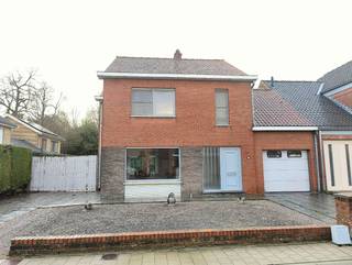 Deze licht op te frissen halfopen bebouwing op een perceel van 385 m² biedt veel ruimte en potentieel. De woning beschikt over een ruime inkomhal,...