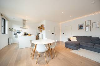 Op een uitstekende ligging, pal tussen het bruisende Eilandje en de Paardenmarkt, bevindt zich dit lichtrijke appartement op de derde verdieping van een verzorgd gebouw aan de Stijfselstraat 27. U woont hier op wandelafstand van gezellige restaurants, cafés, winkels en culturele hotspots, in één van de meest gegeerde buurten van Antwerpen.<br /><br />Het appartement combineert comfort en sfeer op een harmonieuze manier. De ruime woonkamer met airconditioning geniet van veel natuurlijk licht dankzij de grote raampartijen met HR-glas en PVC-profielen. De open keuken sluit naadloos aan op de leefruimte. Verder beschikt het appartement over twee volwaardige slaapkamers en een praktische, aangename indeling.<br /><br />Doorheen het volledige appartement ligt een stijlvolle parketvloer die zorgt voor een warme uitstraling. Ook op energetisch vlak scoort deze woning uitstekend: het dak (12 cm) en de gevel (8 cm) zijn grondig geïsoleerd met PUR/PIR en de verwarming gebeurt via een condenserende ketel. Dit resulteert in een gunstig EPC-label B, goed voor energiezuinig en kostenbewust wonen.<br /><br />Extra troeven zijn de conforme elektriciteit, de afwezigheid van asbest en de lage gemeenschappelijke kosten van slechts €25 per maand, inclusief brandverzekering van het gebouw en een gemeenschappelijke reserve.<br /><br />Met een vraagprijs van €285.000 is dit appartement een uitstekende opportuniteit voor starters, koppels of investeerders die op zoek zijn naar een kwalitatieve en instapklare woning op een toplocatie.<br /><br />Ontdek zelf de charme en het comfort van dit appartement. Voor meer informatie of een bezoek contacteer ons via info@wellimmo.net of op 03 225 00 68.