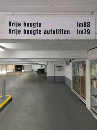 Deze garagebox te huur is gelegen in een heel veilig complex centrum Oostende - box 187. Naast de Oude Post. Enkel toegang mogelijk met sleutelkaart.<br /><br />Ben je geïnteresseerd in dit pand te huur in Oostende? Ga naar de website www.dewaele.com, klik op het pand dat je wenst te huren. Via de rode knop "vraag je bezoek aan" vragen we u kort een profiel in te vullen. Daarna nemen we contact op voor een bezoek. Telefonisch kunnen er geen afspraken gemaakt worden.<br />