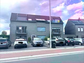 Dit appartement bevindt zich op de eerste verdieping in een gebouw zonder lift. Dankzij een EPC Score B bent u verzekerd van een energiezuinig appartement. De ligging is bovendien uitstekend: op fietsafstand van het stadscentrum en met een vlotte verbinding naar de E40.<br /><br />Bij het binnenkomen kom je terecht in een verzorgde inkomhal met vestiaireruimte, die toegang biedt tot de lichtrijke leefruimte met een open, volledig geïnstalleerde keuken. De open indeling creëert een aangenaam ruimtelijk gevoel.<br /><br />Het appartement beschikt over twee volwaardige slaapkamers. De badkamer is uitgerust met een enkele wastafel en een douche. Daarnaast is er een apart toilet en een praktische, afzonderlijke berging die extra opbergruimte biedt.<br /><br />Aansluitend aan de leefruimte bevindt zich een balkon. <br /><br />Het appartement is bovendien meteen instapklaar, aangezien zowel verlichting als gordijnen reeds aanwezig zijn. In de huur is een private staanplaats inbegrepen. Bewoners beschikken daarnaast over een gemeenschappelijke fietsenberging en vuilnisberging.<br /><br />Huurprijs 815 EUR/ maand + 40 EUR/ maand gemeenschappelijke lasten. Meteen beschikbaar!