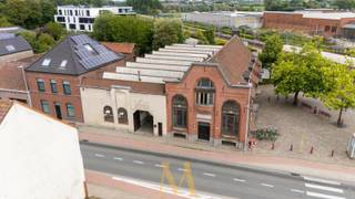 Dit polyvalente magazijn met een bebouwde oppervlakte van 596 m² ligt op een perceel van 683 m² en beschikt over een handige oprit en...