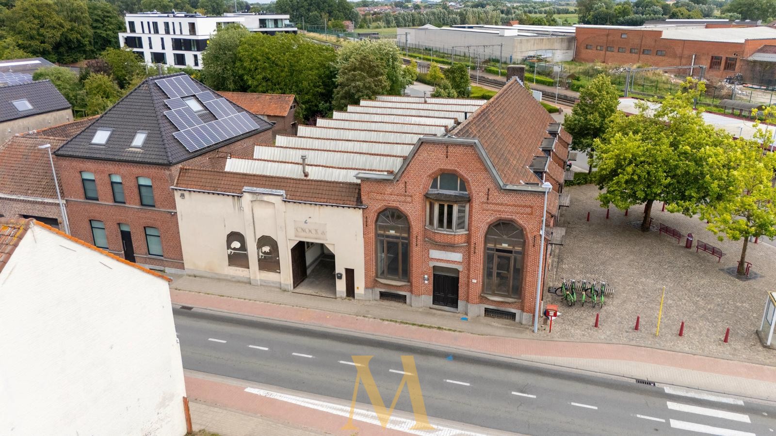 Ruim magazijn van 596 m² met twee inrijpoorten, kantoorruimte, grote garage en parking op 683 m² grond - foto 1