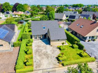 1ste bezoekdag donderdag 18 juni! Inschrijven kan via www.nobels.be onder referentienummer 4352950.CHARMANTE VILLAWONING MET RUIME GARAGE en rustige...