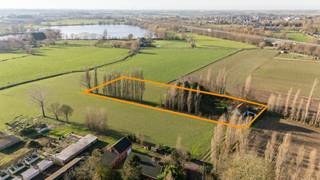 Dit alleenstaande landhuis, gelegen op een perceel van 4.650 m², biedt uitstekende mogelijkheden voor wie op zoek is naar een project in een...