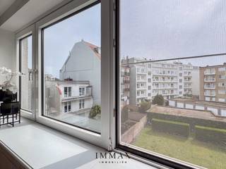 Stijlvol afgewerkte studio op een absolute topligging aan de Zoutelaan in Knokke, genietend van een open en aangenaam open zicht. Bij het binnenkomen betreedt u de inkomhal die uitgeeft op de lichtrijke leefruimte met een open keuken en eetplaats. De studio beschikt bovendien over een moderne douchekamer. Als extra troeven is er een praktische fietsenberging en een uitzonderlijke gemeenschappelijke tuin, een zeldzame meerwaarde op deze ligging. <br /><br />Ideaal als tweede verblijf, investering of pied-à-terre aan zee.<br />Mogelijkheid tot aankoop van een autostaanplaats/garagebox in de nabije omgeving.<br /><br />Aarzel niet om ons te contacteren voor meer informatie: tel. : 050 62 44 14 of via knokke@immax.be