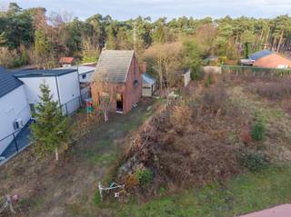 Op een uitstekend gelegen perceel van ca. 18are70ca met een straatbreedte van 20 meter bevindt zich deze af te breken woning, ideaal voor heropbouw...