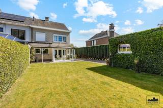 <p>BEZOEKMOMENT: VRIJDAG 24/04 TUSSEN 16U EN 18U (ENKEL OP AFSPRAAK).</p><p>Bent u op zoek naar een woning op een rustige locatie in een doodlopende straat? Op de stadsrand met vlotte aansluiting naar alle invalswegen vindt u deze opportuniteit. Deze halfopen bebouwing op 366 m2 bestaat uit een inkomhal met apart toilet, een zeer lichtrijke leefruimte met gashaard en een keuken met toegang tot een kelderberging. Op de 1ste verdieping zijn er 3 slaapkamers (18 m2, 14 m2 en 7m2) en een badkamer met inloopdouche en toilet. Via een zoldertrap bereikt u de zolderverdieping. Deze is perfect nog verder af te werken als volwaardige hobbyruimte of eventueel 4de slaapkamer.</p><p>Aan ruimte geen gebrek want de woning beschikt over een grote oprit en een vrijstaande garage. Een absolute troef is de zuidwest georiënteerde tuin.</p><p>Troeven:<br />- 3 slaapkamers met mogelijkheid tot 4 na inrichten zolder<br />- uitzonderlijke ligging op wandel- en fietsafstand van de stadskern<br />- zonnige tuin met vrijstaande garage<br />- CV op aardgas<br />- EPC label D.</p><p>Wenst u meer informatie? Aarzel dan zeker niet om contact op te nemen via jonas.dhooghe@immo-zone.be of op het telefoonnummer 0472 43 97 17.</p>