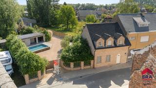 <p>Ben je op zoek naar een halfopen bebouwing op een ruim perceel met 3 slaapkamers, zwembad en een grote loods in Haaltert? Gevonden!</p>
<p>Deze veelzijdige eigendom combineert comfortabel wonen met uitzonderlijk veel ruimte op een perceel van meer dan 10 are. Rustig gelegen, maar toch vlak bij het centrum van Haaltert en Aalst, geniet je hier van een aangename woonomgeving met een uitstekende bereikbaarheid. Extra troeven zijn het gunstige EPC-label B dankzij de zonnepanelen, thuisbatterij, laadpaal en het hoogrendementsglas. Bovendien beschikt de woning over een asbestveilig attest. Het poolhouse met overdekt terras en zwembad maken het plaatje compleet voor wie graag in alle rust van het buitenleven geniet.</p>
<p>De absolute blikvanger bevindt zich achteraan het perceel: een recente loods uit 2012 van ongeveer 210 m², aangevuld met een aparte ruimte van 57 m² en een bureauruimte van 9 m². Dankzij de sectionale poort, afzonderlijke zij-ingang en ruime parkeermogelijkheden zijn deze ruimtes ideaal als opslagplaats, atelier, werkplaats, garage, showroom of praktijkruimte. Hierdoor is deze eigendom bijzonder interessant voor zelfstandigen, ondernemers en hobbyisten die wonen en werken willen combineren.</p>
<p>Op het gelijkvloers kom je binnen via de inkomhal met gastentoilet. De lichtrijke woonkamer met eetplaats sluit aan op de volledig ingerichte keuken. Verder zijn er een praktische berging en wasruimte aanwezig. Vanuit de keuken en berging heb je rechtstreeks toegang tot het terras, de tuin en het zwembad. Op de verdieping bevinden zich drie volwaardige slaapkamers, een dressing en een ruime badkamer met ligbad, douche en dubbele lavabo. Daarnaast is er een apart toilet. De zolderverdieping biedt extra bergruimte.</p>
<p>Ben je op zoek naar een eigendom die wonen, werken en ontspannen perfect combineert? Contacteer ons dan snel voor een bezoek!</p>
