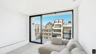 <p>Zalig open zicht op het Van Bunnenplein, met tegelijk een redelijk zeezicht, midden in het levendige hart van Knokke. Dit luxueus en instapklaar nieuwbouwappartement combineert een uitzonderlijke ligging met voor- én achterterrassen, zodat u van ’s morgens tot ’s avonds van de zon geniet.</p>
<p>De inkomhal met gastentoilet en praktische berging leidt naar een lichtrijke leefruimte met maatwerk en een open, vloeiende overgang naar de keuken. Het appartement telt twee slaapkamers en één badkamer.</p>
<p>Afgewerkt met vloerverwarming via warmtepomp en voorzien van een privatieve kelderberging. Verkoop onder het btw-stelsel. Een hedendaagse woonplek op een van de meest gegeerde pleinen van Knokke, waar licht, zicht en comfort mooi samenkomen.</p>
