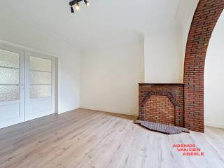 Cet agréable appartement situé à Bruges dispose d'une chambre à coucher et d'une salle de bains, idéal pour ceux qui recherchent un espace de vie confortable et fonctionnel.<br /><br />Son emplacement est particulièrement attractif grâce à la proximité des commerces, des transports en commun et du centre-ville animé. Vous bénéficiez ainsi de toutes les commodités à portée de main, tout en vivant dans un environnement calme et agréable.<br /><br />L'appartement est bien entretenu et offre de nombreuses possibilités. Grâce à une répartition intelligente des pièces et une situation privilégiée, ce bien mérite assurément une visite pour ceux qui souhaitent profiter pleinement de Bruges.<br /><br />Provisions : 50 € A.O. pour la consommation privée d'eau <br />Forfait : 25 € A.O. (indexé annuellement)