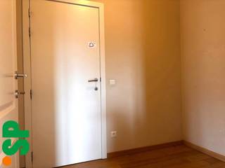 Het appartement heeft de volgende indeling: Men komt binnen via de inkomhal waarna men in de ruime en lichtrijke living komt (parket, 27m²)...