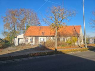 Charmant te renoveren huisje op een uitstekende ligging ! Bestaande uit living, keuken, badkamer, 2 slaapkamers en zolder. Tevens garage aanwezig. Oprit voor de woning en tuintje. Mooi zicht op achterliggend weiland. Goed gelegen in de Roggelaan, vlakbij alle verbindingswegen. De woning heeft een heel grondige renovatie nodig maar wel potentieel !!  Eventueel mogelijkheid tot sloop!