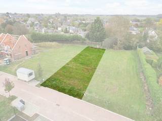 <p>Deze bouwgrond van 4a66ca ligt in een rustige, doodlopende straat nabij het centrum van Meise en biedt de mogelijkheid om je eigen woning te realiseren. Scholen, winkels en openbaar vervoer bevinden zich vlakbij en ook de belangrijkste invalswegen zijn vlot bereikbaar. De toegevoegde renders tonen een mogelijke woning die op dit perceel kan worden gerealiseerd. Deze woning kan eveneens op aanvraag worden gebouwd, met prijzen en verdere informatie op aanvraag. Wolvertem, Grimbergen, Wemmel en Merchtem zijn vlot bereikbaar.<br /><br /><strong>Bouwvoorschriften:</strong><br />• Voorgevel van 8 m<br />• Bouwdiepte gelijkvloers: 15 m<br />• Bouwdiepte eerste verdieping: 12 m<br />• Bouwvrije zone van 3 m naast de woning<br />• Zadeldak of plat dak mogelijk<br /><br /><strong>Troeven:</strong><br />• Bouwgrond van 4a66ca in een rustige, doodlopende straat nabij het centrum van Meise<br />• Mooie bouwmogelijkheden met keuze tussen zadeldak of plat dak<br />• Mogelijkheid om de woning zoals weergegeven op de renders te laten bouwen, prijs op aanvraag<br /><br />De kosten voor het afpalen zijn ten laste van de koper en bedragen € 802,23 excl. btw.<br /><br />Wens je meer informatie? Contacteer ERA LEUS &amp; TOYE via 02/335.11.12 en plan een afspraak met Thierry van Campenhout.<br />JOUW DROOMHUIS. ZO GEVONDEN!</p>