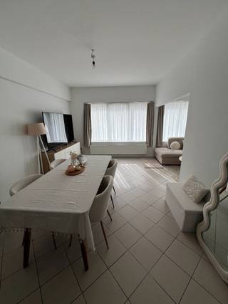 Bezoekaanvragen uitsluitend online. Op de derde verdieping van een gebouw zonder lift bevindt zich dit volledig vernieuwde appartement van ca. 76 m². Het appartement bestaat uit een inkomhal, apart toilet, lichtrijke leefruimte, ingerichte keuken zonder koelkast, berging, één slaapkamer, douchekamer, terras en kelder. Er is geen syndicus in het gebouw en gas, water en elektriciteit worden afzonderlijk afgerekend via individuele tellers. Er zijn 25€ lasten (forfait) voor elektriciteit van de gemene delen en het onderhoud van de voortuin (om de 6 weken). Er is geen afrekening. EPC D (183 kWh/m²/jaar). De huurwaarborg bedraagt 2 maanden huur. Het appartement is beschikbaar vanaf 01/12/2026.