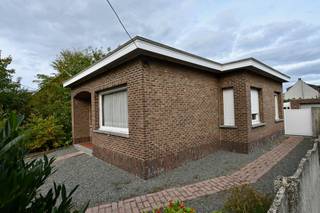 Te renoveren laagbouwwoning vlak bij winkels en het centrum van Nijlen . <br /><br />Indeling : Inkomhal , woonkamer , eetplaats , keuken , slaapkamer , berging/ wasplaats . <br />Kelder.<br />Afzonderlijke garage + tuinberging . <br /><br />Renovatieplicht van toepassing.<br /><br />Attesten te downloaden op website .<br /><br /> 