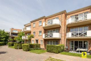 <p><span>Rustig gelegen vernieuwd 3 slp appartement met tuin !</span></p><p><span> </span></p><p><span>Achter een grote poort aan de Sint-Bernardsesteenweg 543 in Hoboken bevindt zich het groene woonproject Hof ter Beke. Dit ruime appartement ligt op de gelijkvloerse verdieping van een gebouw met slechts zes wooneenheden. Hier combineert uw rust en privacy met een vlotte bereikbaarheid en alle nodige voorzieningen binnen handbereik.</span><span> </span></p><p><span>Hof ter Beke is ideaal gelegen, winkels bevinden zich op fiets- en wandelafstand ,openbaar vervoer stopt letterlijk voor de deur, en belangrijke invalswegen naar Antwerpen en Brussel liggen op slechts 5 minuten rijden. </span></p><p><span> </span></p><p><span> </span></p><p><span>Indeling </span><span>: </span></p><p><span>Inkomhal, leefruimte & keuken</span></p><p><span> </span></p><p><span>Bij het binnenkomen wordt u verwelkomd in een ruime inkomhal met vestiairemogelijkheid en apart toilet met handenwasser. De zonnige leefruimte baadt in het licht dankzij grote ramen en biedt een prachtig zicht op de aangelegde gemeenschappelijke tuin. De vernieuwde open keuken ligt naast de woonkamer een beetje apart maar met voldoende contact met de eetkamer. Deze is volledig ingericht met kwalitatieve materialen. Er is een dubbele spoelbak, inductiefornuis en dampkap, koelkast en diepvries en een oven aanwezig. Onmiddellijk naast de keuken is een ruime praktische berging verbonden met aansluitingen voor wasmachine en droogkast. </span></p><p><span> </span></p><p><span>Slaapkamers & badkamer</span></p><p><span> </span></p><p><span>Het appartement telt drie volwaardige slaapkamers dus geschikt voor gezinnen, thuiswerk of logeerkamer. In bijna heel het appartement ligt een mooie laminaatvloer. Deze loopt vanuit de hal door in de slaapkamer en de living. De reeds gerenoveerde badkamer is echt een pareltje. U kan genieten van de zalige inloopdouche. Er zijn 2 lavabo's mooi ingebouwd in het ruime badkamermeubel waar ook een grote spiegelkast voorzien is. De handdoekdroger zorgt ervoor dat uw handdoeken lekker warm aanvoelen na het douchen.</span></p><p><span> </span></p><p><span>Terras, garage & omgeving</span></p><p><span> </span></p><p><span>Het bereiken van de tuin kan vanuit 2 van de 3 kamers achteraan. Ze zijn beide voorzien van een deur met schuifbare vliegenhor. Het tuintje heeft ook een houten terras waar het genieten is van het zonnetje. Hier komt u volledig tot rust. Uw tuinmeubelen kan u opbergen in de winter in het tuinhuis dat achteraan de tuin staat.</span></p><p><span>Rust is hier verzekerd. O0k langs de voorzijde van het appartement is er een voortuin met terras waar u kan genieten van de mooie binnentuin. Een kleine rustige wandeling voor het slapengaan of in de ochtend zonder weg te moeten uit een betrouwbare groene omgeving is zeker een pluspunt. Uw auto kan u kwijt in de privatieve autostaanplaats en heeft u graag nog wat plaats om extra spullen op te bergen dan kan dit in de berging in de kelderverdieping die te bereiken is met de lift. Dit is netjes afgewerkt en biedt zeker nog voldoende ruimte. </span></p><p><span> </span></p><p><span>Extra troeven: </span></p><p><span> </span></p><ul><li><span>Mobiscore 8,7/10</span></li><li><span>Gunstig EPC B :</span></li><li><span>108 m² cfr. EPC</span></li><li><span>Drie slaapkamers</span></li><li><span>Tuin met houten terrassen en tuinhuis</span></li><li><span>Achteraan rolluiken en overal vliegenramen</span></li><li><span>Privatieve autostaanplaats 3 (aan te kopen)</span></li><li><span>Openbaar vervoer voor de deur</span></li></ul><p><span> </span></p><p><span> </span></p><p><span>Interesse? </span></p><p><span> </span></p><p><span>Contacteer ons vandaag nog voor een bezoek aan dit unieke appartement. info@coprimmo.be, telefonisch: 03 449 49 77, of via onze website: <span>www.coprimmo.be</span></span></p><p><span> </span></p><p><span> </span></p>