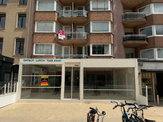 Bent u op zoek naar een ruim en modern handelspand op een absolute toplocatie aan de Belgische kust? Dit multifunctionele handelspand in Oostduinkerke-Bad combineert een uitstekende bereikbaarheid met een strategische ligging en een prachtige visibiliteit. De gelijkvloerse handelsruimte van maar liefst 320 m² geniet van een uniek zeezicht vanuit de Leopold II-laan en kijkt uit op de Albert I-laan. Bovendien is er de mogelijkheid om een buitenterras van circa 70 m² te realiseren (mits de nodige vergunningen en toelatingen op initiatief van de huurder). Dankzij de ruime indeling en de veelzijdige mogelijkheden is dit pand uitermate geschikt voor tal van commerciële activiteiten, zoals horeca, retail, een showroom, kantoorruimte of een andere ondernemingsactiviteit. De aanwezige koer en kelder bieden bovendien extra praktische opslag- en gebruiksmogelijkheden. Gelegen nabij 'De Zandvoetjes', 'Zeeman', 'Sweatability', 'Proxi Delhaize', ... <br />De maandelijkse huurprijs bedraagt € 3.950, te vermeerderen met de onroerende voorheffing en de algemene kosten.<br />Interesse in dit unieke handelspand te huur in Oostduinkerke-Bad? Neem vrijblijvend contact op via info@immodelestre.be of bel 054 33 62 52 voor meer informatie of een bezichtiging.