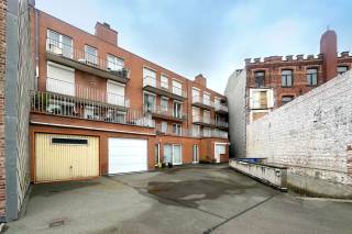 This private garage is located in an extremely convenient location, right in the center of Wenduine, at the beginning of Kerkstraat, close to...