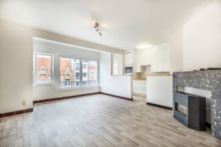 EERSTE BEZOEKMOMENT OP ZATERDAG 17/10/2026. SCHRIJF U IN VIA ONZE WEBSITE!<br /><br />Zonnig appartement in hartje Koksijde.<br /><br />Dit pand is gelegen in de bruisende winkelstraat van Koksijde waar talloze winkels en restaurants zich bevinden. Het openbaar vervoer is gelegen op wandelafstand.<br /><br />Het appartement werd als volgt ingedeeld: lange inkomhal | afzonderlijk toilet | zonnige leefruimte met volledig uitgeruste keuken | berging met voorziening voor wasmachine | 1ste slaapkamer met lavabo en balkon | 2de slaapkamer met lavabo en douche.<br /><br />Alle ramen van het appartement werden vernieuwd. Er is een privatieve kelder aanwezig in het gebouw.<br /><br />Bent u op zoek naar een ruim appartement in het centrum van Koksijde? Aarzel dan niet en contacteer ons.<br />