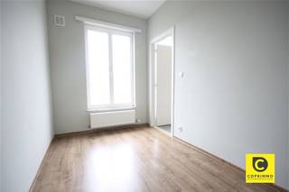 <p><span>Appartement de 2 chambres avec terrasse, prêt à emménager, dans un emplacement de choix !</span><span><br />Ce charmant appartement est situé au deuxième (et dernier) étage d'un immeuble à petite échelle et bien entretenu, bénéficiant d'une situation centrale. Le quartier du Pulhof est synonyme de calme et de qualité de vie, à deux pas de la ville animée d'Anvers, avec divers commerces, parcs, écoles, installations sportives, transports en commun et axes routiers importants accessibles à pied. L'appartement bénéficie d'un bon score EPC, d'une installation électrique conforme, de compteurs individuels et ne contient pas d'amiante. Comme il est actuellement loué, il constitue également un investissement sans souci offrant des revenus locatifs immédiats. Ne manquez surtout pas cette belle opportunité ! </span></p><p><span><br />Hall d’entrée, pièce à vivre, cuisine & t débarras :</span></p><p><span>Vous accédez à l’appartement par un hall d’entrée indépendant équipé d’un interphone et d’un espace pour le vestiaire. Le séjour bénéficie d’une lumière naturelle abondante et offre suffisamment d’espace pour aménager un salon confortable associé à une salle à manger accueillante. Grâce notamment aux poutres apparentes, aux hauts plafonds et aux angles arrondis, l’appartement dégage tout le caractère nécessaire. La cuisine, spacieuse et surtout fonctionnelle, est équipée d’une plaque vitrocéramique, d’une hotte aspirante, d’un four combiné, d’un lave-vaisselle et d’un réfrigérateur avec compartiment congélateur. Elle dispose également d’un débarras pratique, idéal pour ranger le matériel de ménage.</span><span><br /><br />Chambres, salle de bains :</span><span><br />La première chambre jouxte le salon et peut également servir de bureau, de dressing, de salle de jeux, d’atelier de loisirs ou d’extension de votre espace de vie. La spacieuse chambre principale (env. 12,5 m²), avec accès direct à la terrasse, se trouve à l’arrière du bâtiment, encore plus calme, ce qui vous garantit un sommeil réparateur ainsi que votre intimité. La salle de bains, facile d’entretien, comprend une baignoire-douche, un lavabo, un radiateur sèche-serviettes, des toilettes, une armoire murale et une niche avec les branchements pour la machine à laver et le sèche-linge. C’est également là que se trouve la nouvelle chaudière à condensation à haut rendement (2026).</span></p><p><span><br />Terrasse, cave & garage :</span></p><p><span>La terrasse orientée nord-est offre un cadre agréable même lors des journées d'été les plus chaudes. C’est l’endroit idéal pour prendre votre café et votre petit-déjeuner le matin, déguster un apéritif pétillant en rentrant d’une journée bien remplie ou savourer un bon repas avec votre partenaire et/ou vos amis. Une cave spacieuse et privative est incluse. Si vous le souhaitez, vous avez la possibilité d’acquérir un garage en surface sur la parcelle voisine (€ 32 000). Un véritable luxe et une plus-value indéniable.</span></p><p><span><br />Atouts supplémentaires :</span></p><p><span>- Mobiscore 9,3/10</span></p><p><span>- EPC B<br />- Vitrage partiellement à haut rendement</span></p><p><span>- Chaudière à condensation à haut rendement 2026</span></p><p><span>- Isolation du toit : 10 cm de PUR</span></p><p><span>- Isolation des façades</span></p><p><span>- Installation électrique conforme</span></p><p><span>- Sans amiante</span></p><p><span>- Compteurs individuels</span></p><p><span>- Faible indice de consommation (KI)</span></p><p><span>- Terrasse</span></p><p><span>- Cave</span></p><p><span>- Garage fermé</span></p><p><span> </span></p>