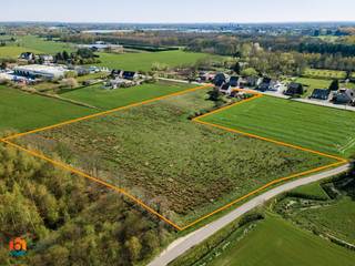 Op een uitstekende locatie in Lier bevindt zich deze te renoveren eigendom met 5 slaapkamers, garages en diverse bijgebouwen op een uitzonderlijk perceel van maar liefst 17.123 m². Hier geniet u van een vlotte bereikbaarheid dankzij de nabijheid van belangrijke invalswegen, terwijl winkels, scholen en openbaar vervoer zich op korte afstand bevinden.<br /><br />Een absolute troef van deze eigendom is het achterliggende natuur- en bosgebied, waardoor u verzekerd bent van een blijvend en uniek natuurzicht. Daarnaast biedt het perceel tal van mogelijkheden, mede dankzij de ruime bestaande bebouwde oppervlakte.<br />Volgens de voorliggende schetsen bestaat, mits het bekomen van de nodige vergunningen bij de stad Lier, de mogelijkheid om twee bebouwingen te realiseren. De eigendom is bovendien zonevreemd gelegen, zonder verplichtingen als landbouwer.<br /><br />Huidige indeling:<br />Via de inkomhal betreden we de woning, die onmiddellijk uitkomt op de lichtrijke leefruimtes. Deze bieden voldoende plaats voor het creëren van een gezellige zithoek en een aparte eetruimte. Aansluitend bevinden zich de keukens, gevolgd door een badkamer, toilet, wasplaats en een aparte berging. Verder beschikt het gelijkvloers over een veranda, garages en verschillende bijgebouwen.<br />Op de eerste verdieping geven de nachthallen toegang tot 5 volwaardige slaapkamers, een tweede badkamer en extra zolderruimte. Daarnaast is de woning voorzien van zowel een kelder als een zolder.<br />De royale tuin en het uitgestrekte perceel vormen de ideale plek om in alle rust te genieten van de groene omgeving en het prachtige uitzicht op de natuur.<br /><br /><span>U bent verplicht om deze woning binnen de 6 jaar na aankoop grondig energetisch te renoveren tot minimum EPC-label D.</span><br /><br /><span>Dit is een uitstekende opportuniteit als u op zoek bent naar een eigendom gelegen op een uniek perceel van 17.123 m². Contacteer ons voor meer informatie op 0497 14 67 97 of via info@boonstravastgoed.be</span><br /><br /><span>Bijzonderheden:</span><br /><span>- 5 slaapkamers</span><br /><span>- Veel mogelijkheden</span><br /><span>- Fantastisch perceel (17123 m²)</span>