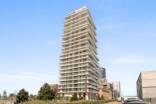 Op de 2de verdieping van het iconische Central Park Tower residentie bieden we dit prachtige hoekappartement aan gelegen in de nieuwe hippe stadswijk Oosteroever. Het uitzonderlijk ruime terras van 44m² is de ideale plek om van de ochtend- en avondzon te genieten.
De indeling omvat een ruime inkomhal, een aparte berging met aansluiting voor WM en DK, afzonderlijk gastentoilet, badkamer met dubbele wastafel en inloopdouche, evenals 2 volwaardige slaapkamers. Via een glazen deur kom je vanuit de inkomhal de woonkamer binnen, waar je meteen kunt genieten van het weidse uitzicht. Aangrenzend is er een volledig ingerichte keuken met een kookeiland. Elk van de kamers heeft toegang tot het uitzonderlijk ruime terras.
Op de begane grond van het gebouw is er een zwembad en een fitnessruimte exclusief voor de bewoners van de residentie.
Het appartement beschikt over vloerverwarming en wordt verwarmd via het Warmtenet van Oostende. Daarnaast bestaat de mogelijkheid om een ondergrondse staanplaats in het gebouw te huren. Op het gelijkvloers is tevens een gemeenschappelijke fietsenberging aanwezig.
Het appartement wordt bemeubeld verhuurd en onder gemeen huurrecht (geen domicilie mogelijk). Provisie gemeenschappelijke kosten: 200 euro/maand.
Op zoek naar een nieuwbouwappartement met zwembad en fitness, aarzel dan niet om contact op te nemen met Els via 0468 13 77 64 of els@keyimmo.be.