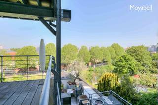 <p>Aan het water gelegen top 2 slaapkamer appartement met uitzicht op de Bijlokesite. Het pand bevindt zich op de 3 de verdieping van de befaamde residentie “Waterpoort” gelegen in het centrum van Gent nabij de Veldstraat en Kouter en op amper 1 km van het Sint Pieters Station. Dit lichtrijk appartement beschikt over een ruime living met grote glaspartijen, open haard, ingemaakte kasten en parket. Hiernaast bevindt zich een open volledig geïnstalleerde keuken en eetplaats. Via de nachthal treft men 2 slaapkamers met ingebouwde kasten, een badkamer met ligbad, dubbele lavabo en inloopdouche en een berging/ waskamer. Het zonnige terras rond het geheel af van dit uitzonderlijk appartement. Een ondergrondse parkeerplaats is beschikbaar. EPC 104 kWh/m2.</p>
