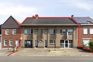 Op een centrale ligging in Gullegem bevindt zich dit veelzijdige handelspand met een appartement op de verdieping. Dankzij de ruime commerciële oppervlakte en de vele mogelijkheden is dit pand ideaal voor zelfstandigen of vrije beroepen.<br /><br />Handelspand: <br />- Onthaalruimte<br />- Polyvalente handelsruimte (ca. 244m²)<br />- Verdieping van ca. 66.5m²<br />- Afzonderlijke kleedkamers en douches<br />- Stockageruimte<br />- Garage<br />- Ruime tuin <br />- Ca. 5 parkeerplaatsen voor het gebouw<br /><br />Appartement: <br />- Aparte inkom<br />- 2 Slaapkamers<br />- 1 Berging<br />- Badkamer<br />- Terras<br />- Op te frissen<br /><br />Troeven: <br />- Centrale ligging<br />- Veel mogelijkheden<br />- Woon en werk op 1 locatie<br /><br />Dit pand kan onderhevig zijn aan de renovatieverplichting die door de Vlaamse overheid wordt opgelegd voor niet-residentiële gebouwen. Consulteer voor meer informatie de website van het Vlaams Energie- en Klimaatagentschap via https://www.energiesparen.be/nr/renovatieverplichting.<br /><br />Op zoek naar bedrijfsvastgoed bestaande uit een handelspand te koop in Gullegem? Contacteer ons voor meer informatie of een bezoek ter plaatse. <br /><br />Bestuursmaatregelen in het maatregelenregister: in aanvraag<br /><br />Deze AI-visualisaties zijn bedoeld als inspiratie. Er werd geen rekening gehouden met technische specificaties, stedenbouwkundige voorschriften of de concrete mogelijkheden tot realisatie.