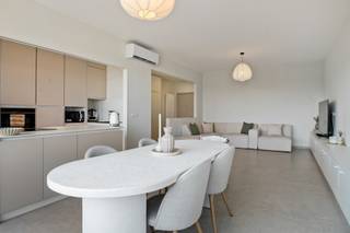 <p>Welkom in jouw nieuwe thuis! Dit instapklaar appartement bevindt zich in de geliefde wijk ‘Valaar’ waar groene parken, een residentiële woonomgeving en alle dagelijkse voorzieningen moeiteloos hand in hand gaan. Met andere woorden geniet je hier van een locatie die garant staat voor comfort en bereikbaarheid!</p>
<p>Op de 4<sup>de</sup> verdieping van dit goed onderhouden gebouw, stap je dit prachtig appartement binnen. Doorheen werkelijk elke ruimte heerst er een rustgevende, serene sfeer dankzij het gebruik van licht beige tinten en accenten, wat resulteert in een harmonieus geheel. Dit komt volledig tot zijn recht in de leefruimte die dankzij de grote raampartijen wordt overspoeld met natuurlijk daglicht, aangrenzend heb je een trendy open keuken welke werd ingericht met een mooi, functioneel kookeiland en kwaliteitsvolle toestellen.</p>
<p>Verder zijn er nog 2 slaapkamers (14 m² & 8 m²) die elks over een extra troef beschikken. Zo geniet de masterbedroom van een eigen dressing, terwijl de kleine slaapkamer toegang biedt tot het gezellige terras (4 m²). Uiteraard is er ook nog een luxueuze badkamer, deze werd in een trendy jasje gestoken én is geïnstalleerd met een inloopdouche, lavabo in een stijlvol meubel, handdoekradiator en toilet.</p>
<p>Last but not least werd er meer dan voldoende opbergruimte voorzien door middel van inmaakkasten in zowel de slaapkamers, leefruimte én inkomhal (met aansluitingen voor was- en droogmachine). Genoeg plek dus om je waardevolle spullen in op te bergen.</p>
<p>Kortom, een thuis waar elk detail klopt!</p>
<p><strong>Maandelijkse kosten</strong> in aanvraag.</p>
<p><strong>Technische gegevens: Kelderberging & lift</strong> aanwezig, centrale verwarming op gas via een condenserende ketel en op elektriciteit via een warmtepomp, <strong>airco</strong>, HR-beglazing in PVC, geïsoleerd dak. <strong>Elektriciteit is conform!</strong></p>
<p><strong>Stedenbouwkundige inlichtingen en bodemattest aanwezig. Asbestveilig (maar mogelijk niet asbestvrij). Bevindt zich niet in een risicozone voor overstromingen (P- en G-score A). Renovatieverplichting niet van toepassing.</strong></p>