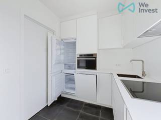 Interesse in deze studio: maak uw huurprofiel aan en vraag uw bezoek aan via deze link: https://wi-antwerpen-zuidrand.mijnhuurprofiel.be/property/f8133680-d555-4758-9f95-365ff3fd3149<br /><br /><strong>Comfortabel wonen in het centrum van Lint</strong><br /><br />Op zoek naar een praktische en verzorgde studio op een centrale locatie in Lint? Deze aangename studio combineert een slimme indeling met heel wat ingebouwd comfort én een eigen autostaanplaats.<br /><br />De studio beschikt over een gezellige leefruimte met discreet afgescheiden slaaphoek, waardoor wonen en slapen mooi van elkaar gescheiden blijven. Dankzij de verschillende ingemaakte kasten is er bovendien verrassend veel bergruimte. Ook een praktisch tv-meubel is reeds voorzien.<br /><br />De volledig geïnstalleerde keuken is uitgerust met een vaatwasser, ingebouwde koelkast en diepvriezer en biedt alles wat u nodig heeft voor dagelijks comfort.<br />Ook de badkamer werd praktisch ingericht met een douche, lavabomeubel, handdoekradiator en extra ingemaakte kast.<br />Via de inkomhal komt u binnen in de studio. Hier bevindt zich ook het afzonderlijke toilet met handenwasser.<br /><br />Extra troef: in de huurprijs is <strong>één autostaanplaats inbegrepen.</strong><br /><br />Dankzij de centrale ligging in Lint woont u hier comfortabel met winkels, openbaar vervoer en andere voorzieningen binnen handbereik.<br /><br /><strong>Een ideale studio voor wie op zoek is naar comfort, bergruimte, een slimme indeling én parkeergelegenheid op een centrale locatie</strong>. Interesse? Maak uw huurprofiel aan via deze link: https://wi-antwerpen-zuidrand.mijnhuurprofiel.be/property/f8133680-d555-4758-9f95-365ff3fd3149<br /><br /><strong>Kosten & beschikbaarheid:</strong><br />- Huurprijs: €810 /maand<br />- Provisie gemeenschappelijke kosten: €85 /maand<br />- Beschikbaarheid: onmiddellijk<br />- 3 maanden huurwaarborg<br />- plaatsbeschrijving: onderling