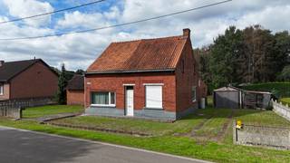 <p>In de Bosstraat 15 in Beringen vindt u een ruim eigendom met een bijzonder interessant ontwikkelingspotentieel. Het perceel heeft een totale oppervlakte van maar liefst 1.605 m², met een breedte van circa 29,5 meter en een maximale diepte van ongeveer 61,5 meter. De huidige vrijstaande woning kan worden afgebroken om plaats te maken voor twee nieuwe open bebouwingen.<br /><br />Dit maakt het perceel bijzonder interessant voor wie op zoek is naar een sterke investering of een kleinschalig nieuwbouwproject. De mogelijkheid om op één ruim perceel twee kwalitatieve woningen te realiseren, biedt verschillende perspectieven: voor eigen ontwikkeling, verkoop van beide woningen of als investering op langere termijn. Onder de geldende voorwaarden kan afbraak en heropbouw bovendien vallen onder het verlaagde btw-tarief van 6%.<br /><br />Ook de ligging speelt in het voordeel van dit project. De Bosstraat is een rustige en kindvriendelijke straat, gelegen vlak bij Koersel Kapelleke. De speeltuin en het bekende ijssalon bevinden zich op korte afstand, wat de omgeving bijzonder aantrekkelijk maakt voor gezinnen. Tegelijk zijn de winkels en dagelijkse voorzieningen van het centrum van Koersel vlot bereikbaar.<br /><br />De combinatie van de ruime perceeloppervlakte, de mogelijke realisatie van twee open bebouwingen en de aantrekkelijke ligging maakt van dit geheel een opportuniteit die niet vaak op de markt komt. De bestaande woning is hierbij vooral interessant vanuit het oogpunt van afbraak en herontwikkeling.<br /><br />Pluspunten:<br />- Interessante projectgrond voor 2 open bebouwingen<br />- Totale perceeloppervlakte van 1.605 m²<br />- Perceelbreedte van 29,5m<br />- Maximale diepte van 61,5m<br />- Goede investering<br />- Mogelijkheid tot afbraak en heropbouw<br />- 6% btw bij afbraak en heropbouw<br />- Rustige en zeer kindvriendelijke ligging<br /><br />Maatregelen opgenomen in het Maatregelenregister: nee<br /><br />Voor meer informatie over deze projectopportuniteit of een bezichtiging ter plaatse, bel ons op 078/78.78.70, of kom gewoon binnen op ons kantoor, steeds welkom!</p>