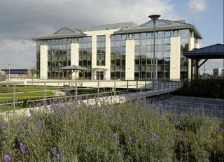 Deze kantoorgebouwen zijn gelegen in het recent ontwikkeld Axis Business Park in Mont-Saint-Guibert, gelegen in de provincie Waals-Brabant. De perfecte locatie vormt de sleutel tot succes, de universiteit, het centrum (Wavre) en een nieuw shoppingcenter (Louvain-La-Neuve) zijn allen in de nabijheid gelegen. De zone is makkelijk bereikbaar via de N25 en de E41. Deze zone is gelokaliseerd in een park van 17 hectare groot. Er is meer dan 80.000 m² kantoorruimte beschikbaar. De huurder kan gebruik maken van verschillende soorten faciliteiten. Binnen het park bevinden zich winkels, restaurants en sportactiviteiten.<br />Parking buiten beschikbaar: 500 euro/per plaats/jaar<br />Parking binnen beschikbaar: 900 euro/per plaats/jaar