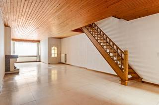 <p><span>Deze verrassend ruime woning is gelegen in het centrum van Duffel, op wandelafstand van winkels, scholen en openbaar vervoer. Dankzij een </span><span>EPC-score D</span><span> is er </span><span>geen renovatieverplichting</span><span>, al kan de woning mits opfrissing volledig naar hedendaagse normen worden gebracht.</span></p><p><span>De woning beschikt over een </span><span>gunstige en logische indeling</span><span>. We betreden de woning via de inkomhal die toegang geeft tot de uitzonderlijk ruime </span><span>woonkamer </span><span>van maar liefst</span><span> 60 m²</span><span>. Aansluitend vinden we de keuken met daarachter een praktische berging en een afzonderlijk gastentoilet. Vanuit de leefruimte is er toegang tot een </span><span>gezellige stadstuin</span><span>, een absolute meerwaarde in het centrum.</span></p><p><span>Op de </span><span>eerste verdieping</span><span> bevindt zich een zeer ruime slaapkamer van </span><span>27 m²</span><span>. Vanuit deze kamer is er toegang tot een extra ruimte die vermoedelijk vroeger als badkamer werd gebruikt en perfect opnieuw zo kan worden ingericht. Verder vinden we op deze verdieping nog een </span><span>volwaardige badkamer</span><span> met dubbele lavabo, bad en toilet, evenals een </span><span>tweede slaapkamer van 17,5 m²</span><span>.</span></p><p><span>Via een </span><span>vaste trap</span><span> bereiken we de </span><span>zolderverdieping</span><span>, waar voldoende ruimte aanwezig is om nog twee extra slaapkamers te creëren, waardoor de woning in totaal tot </span><span>vier slaapkamers</span><span> kan tellen.</span></p><p><span>Parkeren vormt geen probleem: er is de mogelijkheid om een </span><span>garage te huren </span><span>op het nabijgelegen Louis Selsplein.</span></p><p><span>Een woning met veel volume, potentieel en een uiterst centrale ligging, ideaal voor wie ruimte zoekt in het hart van Duffel.</span></p><p><span> </span></p><p><span>Contacteer ons voor meer informatie of een bezoek ter plaatse via info@vastgoedplus.be of 015/200 999.</span></p>