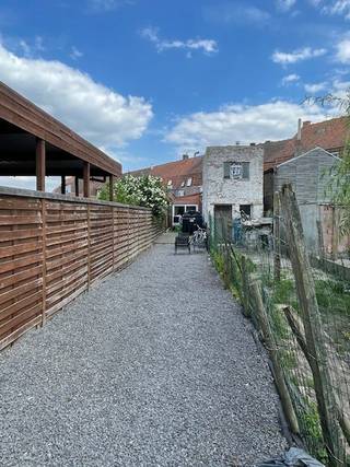 Opbrengsteigendom bestaande uit 2 woongelegenheden. Beiden op vandaag correct verhuurd voor respectievelijk 525 € en 600 €. Vooraan is een gemeenschappelijke inkomhal. Op het gelijkvloers bevindt zich een appartement (van ongeveer 47 m2 volgens EPC) bestaande uit inkom, 1 slaapkamer met doucheruimte, zitplaats en ingerichte leefkeuken. Achteraan is een tuintje met uitweg achteraan. Het appartement boven is ongeveer 46 m2 groot (volgens EPC) en bestaat uit een leefruimte met open keuken en zithoek, een aparte badkamer en 2 slaapkamertjes op het zolderverdiep. Geen renovatieverplichting! EPC labels C (beneden) en B (boven). Mooi rendement met maandelijkse huuropbrengst van 1125 €.