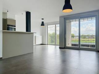 Le moyen le plus rapide pour visiter cet appartement ? Demandez votre visite via le bouton rouge de notre site Web (www.dewaele.com) et vous serez contacté par l'un de nos experts en location.<br /><br />Bel appartement lumineux avec chambres, terrasse et abri voiture dans une résidence calme à Izegem (Bosmolens).<br /><br />La disposition de l'appartement est la suivante :<br />- Hall d'entrée <br />- WC séparés <br />- Espace de vie lumineux<br />- Cuisine ouverte avec lave-vaisselle, four, micro-ondes, évier, cuisinière, hotte, réfrigérateur, congélateur et placards intégrés <br />- Rangement <br />-2 chambres<br />- Salle de bain avec douche et double vasque<br />- Terrasse avec vue<br /><br />Caractéristiques supplémentaires :<br />- Ascenseur dans le bâtiment<br />- Appartement économe en énergie <br />- Résidence calme avec accès facile aux routes, commerces, transports en commun,...<br /><br />Carport requis pour la location : 50,00 euros/mois<br /><br />Cet appartement à louer à Izegem (Bosmolens) vous intéresse ? N'hésitez pas à nous contacter.