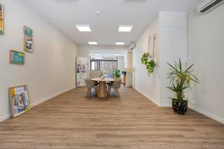 Êtes-vous à la recherche d'un investissement intelligent avec des rendements garantis, ou vous rêvez d'un emplacement stratégique pour votre entreprise ? Cette propriété commerciale (ou espace de bureau) unique à Ypres est ce que vous recherchez ! <br /><br />Contactez Maxime au 0493 25 32 64 ou via maxime.delbaere@dewaele.com<br /><br />Situé derrière une magnifique façade authentique de l'entre-deux-guerres, cet immeuble commercial/espace de bureaux constitue un lieu unique pour votre entreprise, avec le marché d'Ypres comme jardin à l'avant. <br /><br />Actuellement, la propriété est louée dans le cadre d'un bail commercial, ce qui vous assure immédiatement un flux de trésorerie stable et sans souci. Une excellente opportunité pour les investisseurs qui recherchent un investissement stable dans l'immobilier.<br /><br />Envisagez-vous d'y héberger votre propre entreprise, cabinet ou bureau à long terme ? C'est parfait. Veuillez contacter le courtier pour plus d'informations à ce sujet. <br /><br />La propriété se compose de : <br />Étage -1 : Rangement privé au sous-sol <br /><br />Rez-de-chaussée ; Espace commercial spacieux et lumineux - Toilettes séparées - Cuisine installée - Rangement commercial - Cour/terrasse (agréable de séjour) - Abri à vélos commun. <br /><br />GÉNÉRAL : <br />- Espace commercial/bureau, situé derrière une belle façade authentique de l'entre-deux-guerres<br />- 107 m² de surface de plancher nette utilisable <br />- Rénové en 2019-2020 <br />- Actuellement loué ! <br />- Emplacement idéal sur le Markt<br /><br />Registre des mesures: en cours de demande