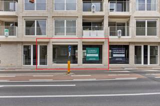 Casco kantoorruimte van ca. 155 m² te koop in Residentie Vonk te Ieper. Ook mogelijkheid om naastgelegen kantoor van ca. 235 m² aan te...