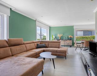Het wordt steeds zeldzamer om een solide gebouwde villa op een royaal perceel van 15are te vinden die bovendien volledig klaar is voor de toekomst. Deze uitzonderlijk goed onderhouden villa combineert een tijdloze, kwalitatieve bouw met hedendaags wooncomfort en een indrukwekkend pakket aan energiezuinige technieken. Met een bewoonbare oppervlakte van ca. 275 m², vijf slaapkamers, twee luxueuze badkamers en een EPC-score van slechts 129 kWh/m² per jaar is deze villa de ideale gezinswoning voor wie op zoek is naar ruimte, comfort en duurzaamheid.<br /><br />Via de ruime inkomhal betreedt u de woning. Hier bevinden zich drie slaapkamers, waarvan één momenteel is ingericht als bureel. Verder vindt u hier een gastentoilet, een stijlvolle en functionele keuken en een bijzonder ruime, lichtrijke leefruimte waar grote raampartijen zorgen voor een aangename lichtinval. Vanuit de woonkamer heeft u rechtstreeks toegang tot het mooie balkonterras aan de voorzijde van de woning met zicht over het Raspaillebos. De hoogwaardige badkamer op het gelijkvloers straalt luxe uit en is uitgerust met een ligbad, een ruime inloopdouche en een dubbele wastafel. De bovenverdieping omvat nog twee ruime slaapkamers en een tweede badkamer. Ideaal als aparte verdieping voor kinderen, gasten of een inwonend familielid. De kelderverdieping biedt tal van praktische mogelijkheden en omvat een garage, een technische ruimte en voldoende opbergruimte. Ook buiten heeft deze eigendom heel wat te bieden. De prachtig aangelegde tuin vormt een groene oase waar u in alle rust kunt genieten van het buitenleven. Het ruime terras nodigt uit tot gezellige zomeravonden met familie en vrienden. Daarnaast beschikt de woning over een gemetselde berging die mooi aansluit op de woning én een afzonderlijke houten tuinberging achteraan het perceel. Bovendien is achteraan het landelijk zicht over de velden van onschatbare waarde.<br /><br />Troeven:<br />Perceel van 15are en straatbreedte van 25m<br />Ca. 275 m² bewoonbare oppervlakte<br />5 slaapkamers<br />2 stijlvolle badkamers<br />Ruime en lichtrijke leefruimte<br />Balkonterras aan de voorzijde<br />Grote aangelegde tuin met ruim zonneterras<br />Energiezuinig (EPC: 129 kWh/m² per jaar)<br />24 zonnepanelen met thuisbatterij<br />Zonneboiler<br />Nieuwe gascondensatieketel<br />Regenwaterput<br />Lucht-luchtairco's in alle slaapkamers<br />Elektrische rolluiken<br />Elektrische zonnewering over volledige achterterras<br />Laadpaal voor elektrische wagen<br />Elektriciteit conform<br />Asbestveilig