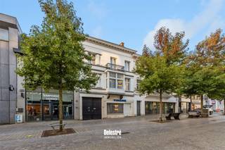 Uniek investeringsproject (burgerhuis bestaande uit drie bouwlagen) met herontwikkelingspotentieel, gelegen op een toplocatie in de Nieuwstraat in het hartje van het bruisende Aalst op een verrassend ruim perceel van 10 A 60CA. <br />Deze locatie heeft een uitstekende mobi-score van 9,4/10. Het station, winkels (ZARA, H&amp;M, KRUIDAT, AS ADVENTURE,...) supermarkten en openbare parkings zijn op een wandelafstand terug te vinden. Eveneens is er een goede ontsluiting dankzij de nabijheid van de oprit van de E40.<br />Deze bijzondere eigendom fungeert als een eiland van rust in het bruisende centrum en beschikt over een zeer privatief karakter. <br />Dit betreft 2 kadastrale percelen, nl. perceel: 0762EP0000 en perceel 0762DP0000. <br />Het pand maakt deel uit van de vastgestelde inventaris bouwkundig erfgoed. De eigendom is vrij van huurcontract.<br />Kortom, een buitengewoon aanbod door zijn ligging, geschiedenis &amp; ruimte. <br />Benieuwd naar deze karaktervolle eigendom te koop in het centrum van Aalst?<br />Contacteer stephanie@immodelestre.be of 054 33 62 52. <br />www.immodelestre.be <br />