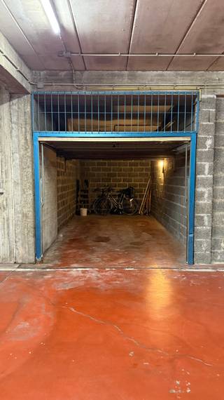 <strong>De Panne: Garage te koop in Residentie 't Zand</strong><br /><br />Bent u op zoek naar een veilig en vlot bereikbaar garagebox op een toplocatie in De Panne? Dan is deze garage in Residentie 't Zand precies wat u zoekt.<br /><br />Gelegen op de Esplanade, op slechts enkele stappen van de Zeedijk en het strand, is deze garage de ideale oplossing voor wie zorgeloos wil parkeren aan zee of nood heeft aan extra bergruimte. Ook als investering vormt deze garage een interessante opportuniteit dankzij de uitstekende ligging.<br /><br /><strong>Troeven</strong>
<ul><li>Topligging op de Esplanade</li><li>Op wandelafstand van de Zeedijk, het strand en het centrum</li><li>Ideaal voor eigen gebruik of als investering</li></ul>
<br /><strong>Interesse? Contacteer ons gerust voor meer informatie of een bezoek ter plaatse.</strong>