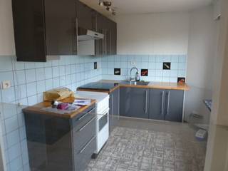 Aangenaam lichtrijk dakappartement te huur ,<br /><br />Gelegen op 1 km van Gasthuisberg en 1 km van centrum Leuven .<br /><br />Bestaande uit inkom, keuken, badkamer, living en 2 slaapkamers <br /><br />en een aangenaam zuid-gelegen terras van ong 52 m2 . <br /><br />Onmiddellijk vrij<br /> <br />Prijs 830 € plus 140€ maandelijkse lasten ( alg, water en verwarming ).<br /><br />Alle ramen in dubbelglas en geïsoleerd dak. <br /><br />Het appartement bevindt zich op de 5 e verdieping .<br /><br />Ben je op zoek naar een rustig ruim en lichtrijk appartement.<br /><br />Heb je meer inlichtingen nodig of wil je een plaatsbezoek <br /><br />tel 0493 73 48 18 <br />