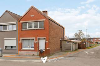 <p><span>Ideale stadswoning nabij centrum</span></p><p><span> </span></p><p><span>Belangrijkste troeven:</span></p><p><span>- Ideale stadswoning nabij centrum</span></p><p><span>- Dak reeds gerenoveerd en geïsoleerd</span></p><p><span>- Voorzien van PVC ramen</span></p><p><span>- 2 ruime slaapkamers</span></p><p><span>- Perceel van 365m2 met leuke tuin</span></p><p><span>- Tuin voorzien berging en carport</span></p><p><span>- Centrale ligging op wandelafstand van centrum</span></p><p><span> </span></p><p><span>Bekijk zeker ook de grondplannen met de afmetingen. Zo krijgt u van thuis uit al een perfect beeld van wat deze woningte bieden heeft!</span></p><p><span>Wenst u meer info of een vrijblijvende bezichtiging, contacteer dan ons kantoor op het nummer 014 39 99 99 en wij helpen u graag verder.</span></p>