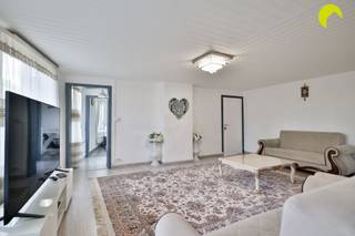 <p><span>This 2-bedroom apartment is located on the corner of Mayerlei and Wolschaerderveldenstraat.</span></p><p><span>The building is small-scale and contains only two apartments.</span></p><p><span> </span></p><p><span>A wooden staircase leads to the second floor. </span></p><p><span>We enter the apartment through the living room, which measures approximately 24m².</span></p><p><span>At the front of the apartment are the two bedrooms, measuring approximately 14 m² and 15 m².</span></p><p><span> </span></p><p><span>At the back, we have access to the kitchen. It was renovated in 2018, equipped with an oven, microwave, and dishwasher, and is large enough to accommodate a breakfast nook.</span></p><p><span>The connections for a washing machine are also located here.</span></p><p><span>Behind the kitchen is the bathroom, equipped with a shower and toilet.</span></p><p><span> </span></p><p><span>Highlights:</span></p><p><span>- Central location</span></p><p><span>- Individual utility meters</span></p><p><span>- Asbestos-free</span></p><p><span>- Small-scale building</span></p><p><span> </span></p><p><span>EPC: 314 kWh/m²/year</span></p><p><span> </span></p><p><span>Area as measured for the EPC.</span></p><p><span> </span></p><p><span>To schedule an on-site visit, please contact us at 03 449 42 41 or email us at hallo@habicom.be.</span></p><p><span>Curious about the value of your home?  Check it for free at www.watismijnhuiswaard.be</span></p><p><span> </span></p>