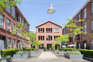 Gelegen in de Residentie Mère-Jeanne aan de Tabakvest, woont u hier op een centrale en levendige locatie in het hart van Antwerpen. Op wandelafstand bevinden zich het Stadspark, de Meir en de Theaterbuurt, met tal van gezellige restaurants, cafés en winkels in de directe omgeving. Dankzij de nabijheid van belangrijke invalswegen en het openbaar vervoer zijn ook de verschillende stadsdelen vlot bereikbaar.<br /><br />Op het gelijkvloers bevindt zich de inkomhal met gastentoilet en praktische berging, voorzien van aansluitingen voor wasmachine en droogkast.<br />De eerste verdieping vormt het hart van de woning. Hier vinden we een lichtrijke leefruimte met een open keuken en aansluitend eetgedeelte. Vanuit de leefruimte is er rechtstreeks toegang tot het overdekte terras, dat uitkijkt op de binnenplaats en een aangename plek biedt om buiten te vertoeven.<br /><br />Op de tweede verdieping bevinden zich twee volwaardige slaapkamers, beide voorzien van ingemaakte kasten. Daarnaast is er een extra polyvalente ruimte die naar eigen wens kan worden ingericht, bijvoorbeeld als thuisbureau of hobbyruimte. De verdieping beschikt eveneens over een badkamer met douche in bad, ruime wastafel en bijhorend opbergmeubel.<br /><br />Een ondergrondse parkeerplaats kan gehuurd worden aan 150 EUR/maand.<br /><br />Een charmante en praktische stadswoning op een centrale locatie, ideaal voor wie comfortabel en rustig wil wonen in het hart van Antwerpen.<br /><br />Huurprijs: 1.950 EUR/maand<br />Kosten: 80 EUR/maand<br />Beschikbaarheid: onmiddellijk <br /><br />Interesse?<br />Contacteer LISTED voor een bezoek: +32 3 283 51 51.