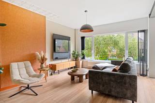 Deze charmante bel-etagewoning met ruime oprit is ideaal gelegen op wandelafstand van het centrum van Kapellen, in de nabijheid van winkels, scholen en openbaar vervoer. De woning biedt een mooie combinatie van comfort, ruimte en een gunstige ligging. Bij het betreden van de woning komt u binnen in een inkomhal met handige bergruimte onder de trap. Deze hal geeft toegang tot de erg ruime inpandige garage met stockageruimte én een praktische berging met apart gastentoilet. Op de eerste verdieping bevindt zich een knap gerenoveerde, lichtrijke leefruimte met open keuken. De keuken is volledig uitgerust met alle nodige toestellen en beschikt over veel kastruimte. Verder vindt u op deze verdieping een apart gastentoilet. Op de tweede verdieping bevinden zich momenteel twee ruime slaapkamers, een bureauruimte en een nette badkamer met douche-in-bad, dubbele wastafel en handdoekradiator. En eveneens bevindt zich op deze verdieping een apart toilet. De woning is gelegen op een perceel van 230 m² en beschikt over een gezellige, groene tuin met aangelegd terras. Een heerlijke plek om even tot rust te komen, van het buitenleven te genieten of gezellig samen te tafelen.